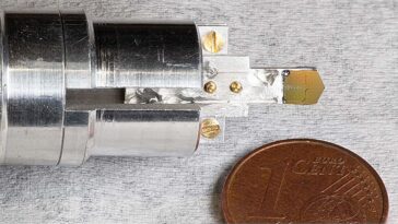 Relier la lumière, les micro-ondes et les électrons pour un étalonnage de précision