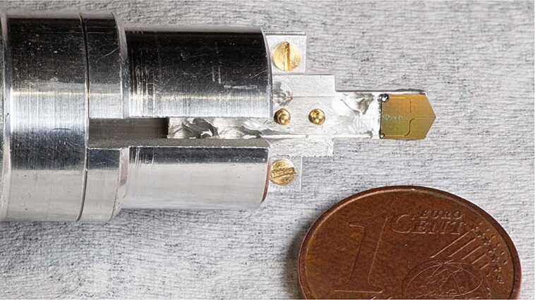 Relier la lumière, les micro-ondes et les électrons pour un étalonnage de précision