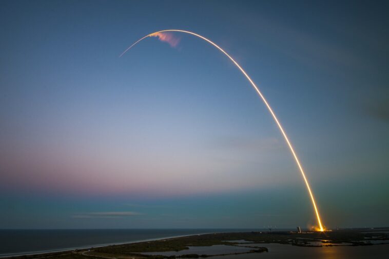 SpaceX vise le lancement nocturne des satellites du concurrent Amazon