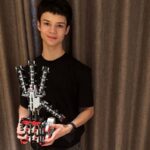 Un adolescent construit une main de robot avancée entièrement à partir de pièces Lego