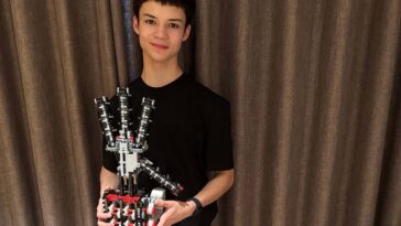 Un adolescent construit une main de robot avancée entièrement à partir de pièces Lego
