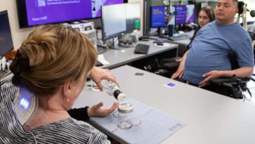 Un homme paralysé peut sentir des objets à travers la main d'une autre personne