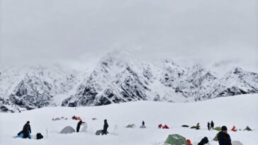 Un randonneur mort, des centaines se sont sauvés après de fortes chutes de neige en Chine