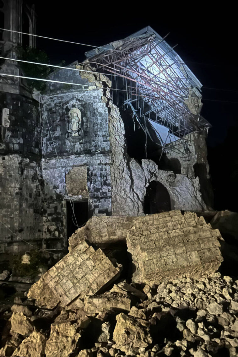 Un tremblement de terre fort tue 31 personnes dans une région du centre des Philippines frappé par une tempête mortelle il y a quelques jours à peine