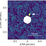 Une naine brune à l'atmosphère orageuse découverte en orbite autour d'une naine rouge via trois techniques d'observation