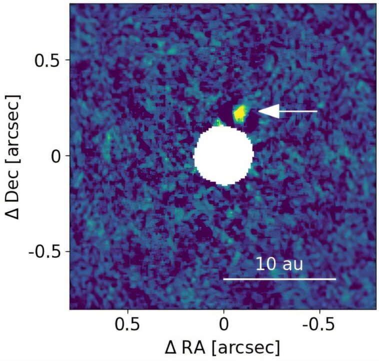 Une naine brune à l'atmosphère orageuse découverte en orbite autour d'une naine rouge via trois techniques d'observation