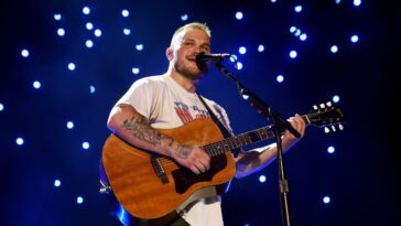 Zach Bryan parle de la chanson controversée d'ICE : "Je ne suis d'aucun de ces côtés radicaux"