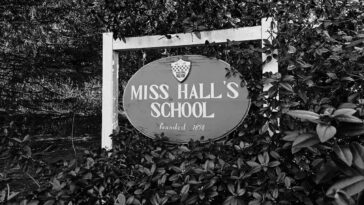 L'école de Miss Hall fait face à de nouveaux comptes après la publication d'un rapport sur un prédateur sexuel présumé qui y enseignait