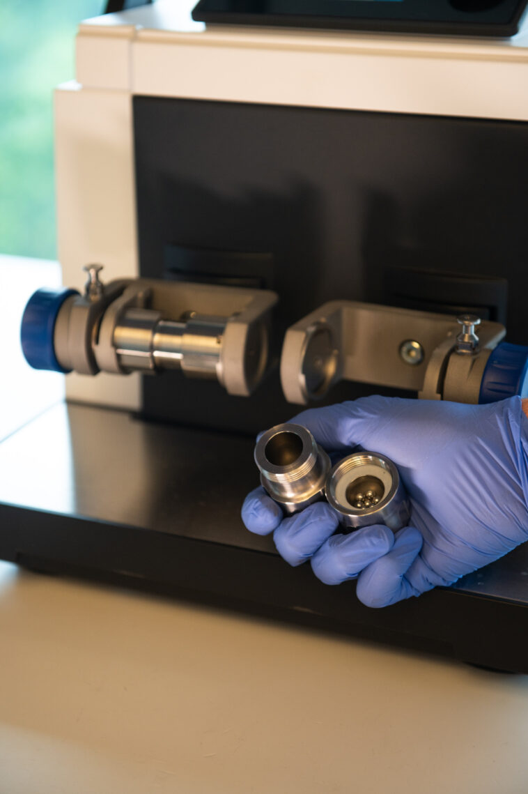 Catalyse cachée : l'abrasion transforme les équipements chimiques courants en réactifs