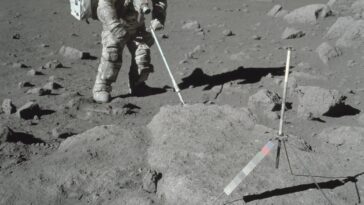 Cohésion, charge et chaos sur la surface lunaire