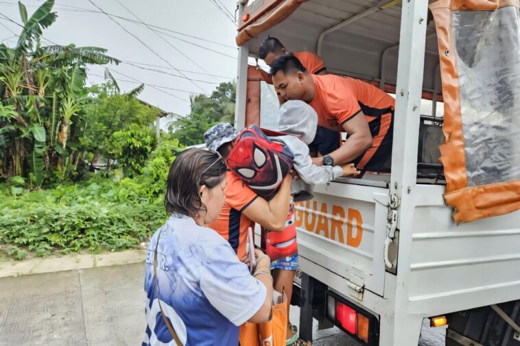 Des milliers de personnes évacuées alors que le typhon s'abat sur les Philippines