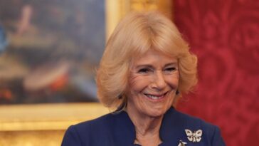 La reine Camilla a contribué à créer son propre moment James Bond dans un nouveau thriller littéraire