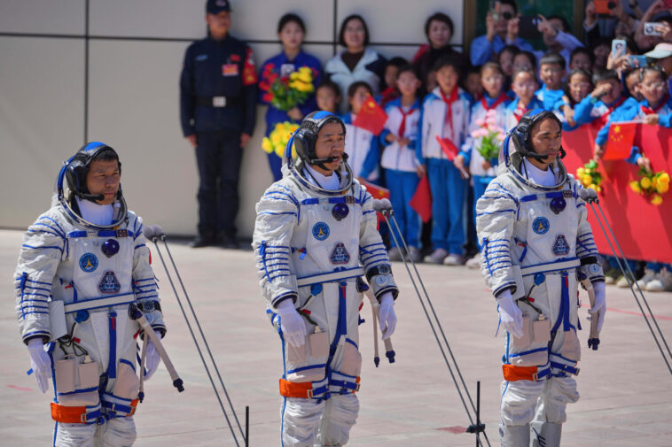 Les astronautes chinois bloqués sont « en bon état » après le retard du retour prévu des débris spatiaux