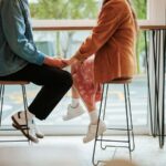 Les femmes préfèrent être plus jolies qu'une partenaire, mais les hommes veulent être plus drôles