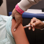 Personne qui administre un vaccin.