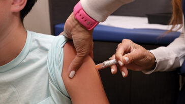 Personne qui administre un vaccin.