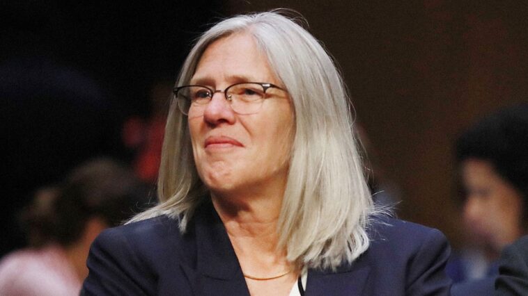 Rencontrez Sue Gordon, l'ancienne adjointe du renseignement national qui diffuse des podcasts sur le « vice et la corruption » de Trump depuis son salon