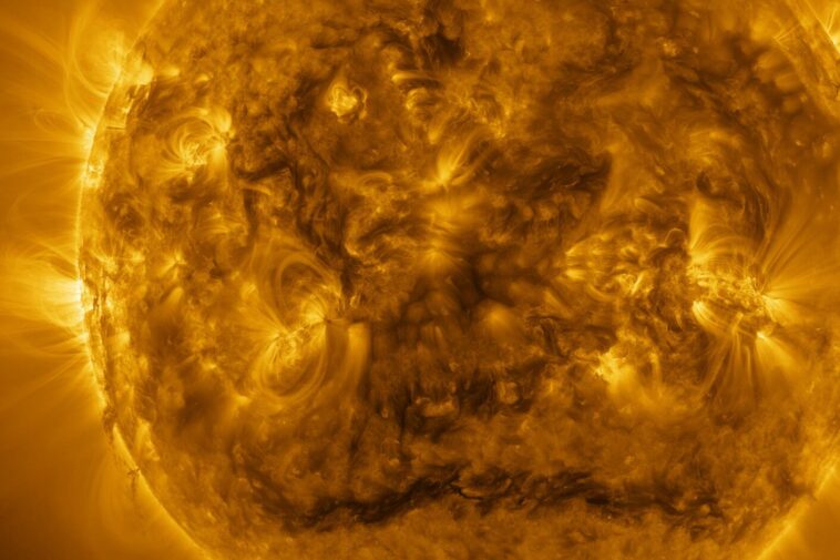 Vidéo : Une proéminence solaire plane au-dessus du soleil