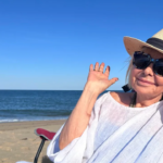 Karen Thorne, l'astrologue excentrique new-yorkaise mondaine, se met au travail