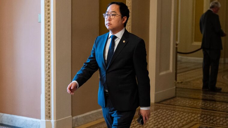 Les Américains d'âge moyen se noient. Andy Kim veut leur lancer un radeau de sauvetage