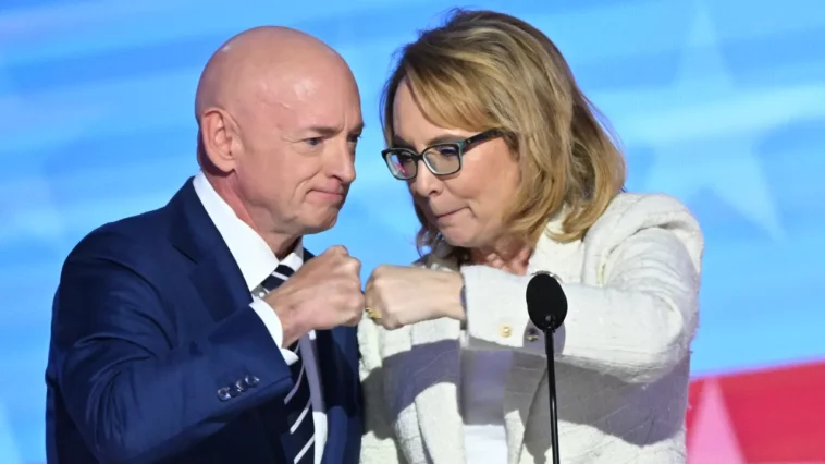 Mark Kelly dit qu'il a « vécu des choses plus difficiles » que les attaques de Pete Hegseth