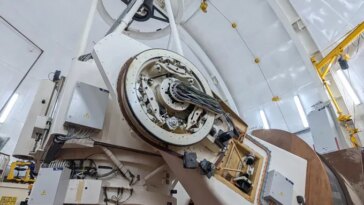 télescope à l'intérieur de son dôme, conçu pour rechercher des planètes au-delà du système solaire