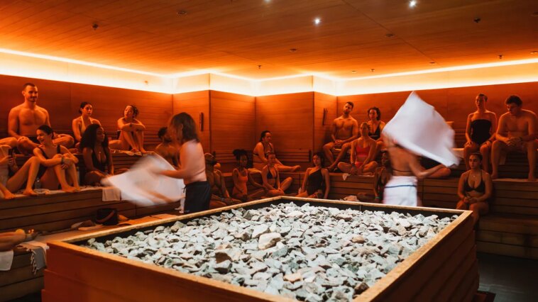 Dans la guerre des saunas à New York : la véritable rivalité passionnée est dans les bains publics