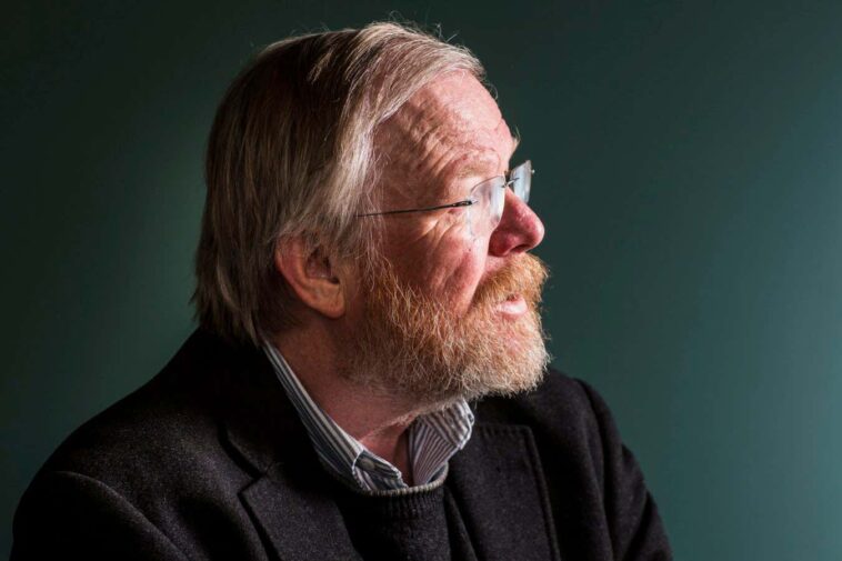 Bill Bryson photographed at the Wellcome Institute. Bill Bryson is a best-selling American author of humorous books on travel, as well as books on the English language and science. ?? David Levene / eyevine Contact eyevine for more information about using this image: T: +44 (0) 20 8709 8709 E: info@eyevine.com http:///www.eyevine.com