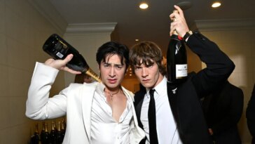 Hudson Williams et Connor Storrie de Heated Rivalry se rendront aux Jeux olympiques d'hiver de 2026 – pour de vrai cette fois