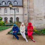 Readers in tricolor on the bench