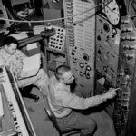 Deux hommes surveillent les contrôles d'un réacteur nucléaire.