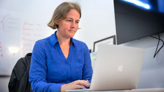 Une photo de Nicola Dell regardant un ordinateur portable