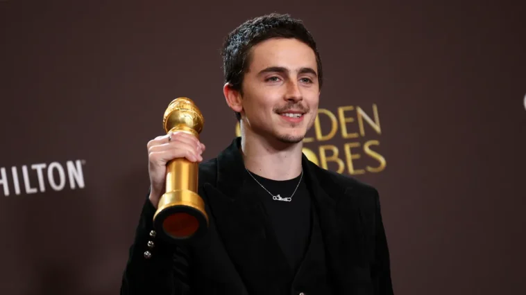 Timothée Chalamet a pris une page du stylebook de Taylor Swift aux Golden Globes 2026 Timothée Chalamet a pris une page du stylebook de Taylor Swift aux Golden Globes 2026