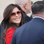 Lauren Sánchez Bezos aime les costumes, qu'ils soient cramoisis, à col en fourrure ou à franges