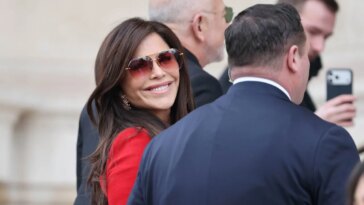 Lauren Sánchez Bezos aime les costumes, qu'ils soient cramoisis, à col en fourrure ou à franges