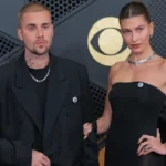 Hailey et Justin Bieber portent des épinglettes « Ice Out » aux Grammys 2026