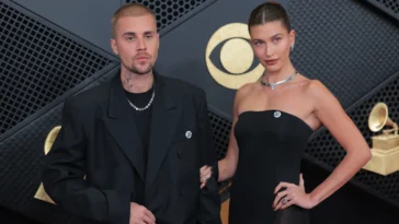 Hailey et Justin Bieber portent des épinglettes « Ice Out » aux Grammys 2026