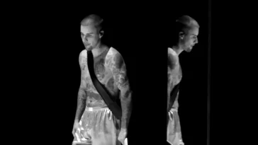 Justin Bieber se produit en boxer et chaussettes en soie aux Grammys 2026
