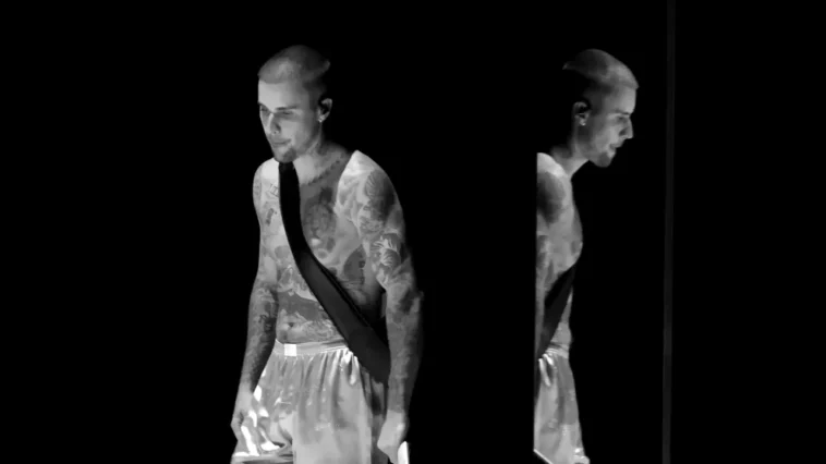 Justin Bieber se produit en boxer et chaussettes en soie aux Grammys 2026
