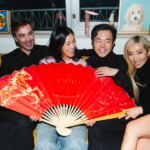 Laura Kim porte un toast au Nouvel An lunaire avec son partenaire Monse Fernando García et un gâteau Mah-Jong