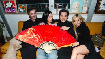 Laura Kim porte un toast au Nouvel An lunaire avec son partenaire Monse Fernando García et un gâteau Mah-Jong