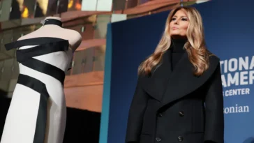 Melania Trump affirme que la mode américaine « peut diriger » – alors qu'elle porte des marques européennes