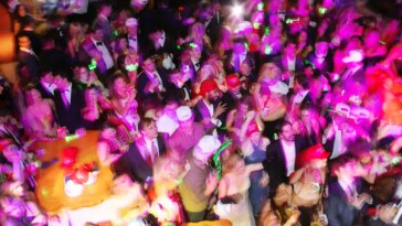 « MAGA est dans l'air » : une fête de Saint-Valentin excitée, paranoïaque et remplie de pilules rouges