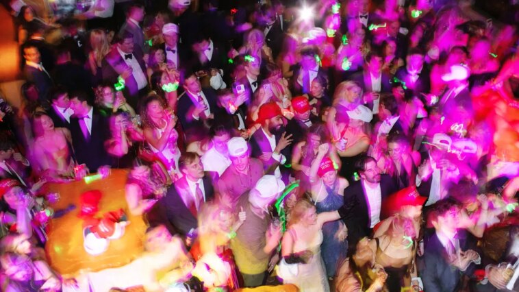 « MAGA est dans l'air » : une fête de Saint-Valentin excitée, paranoïaque et remplie de pilules rouges