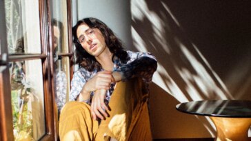 AG Cook est l'arme secrète de Charli XCX et a été vitale pour le moment