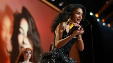 Aux Grammys 2026, la politique devient personnelle, de « ICE Out » de Bad Bunny à « Bravery » d'Olivia Dean