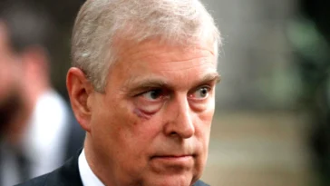 De nouveaux fichiers Epstein semblent montrer Andrew Mountbatten-Windsor accroupi sur une femme sur le sol