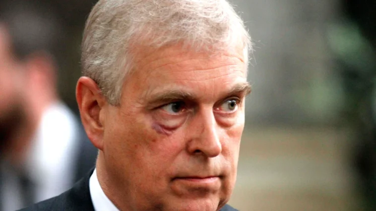 De nouveaux fichiers Epstein semblent montrer Andrew Mountbatten-Windsor accroupi sur une femme sur le sol