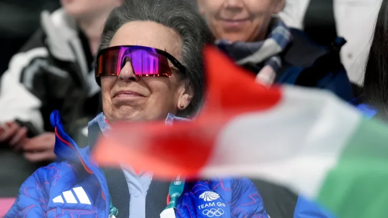 La princesse Anne remporte l'or du style à Milan-Cortina, grâce à ses lunettes Adidas virales