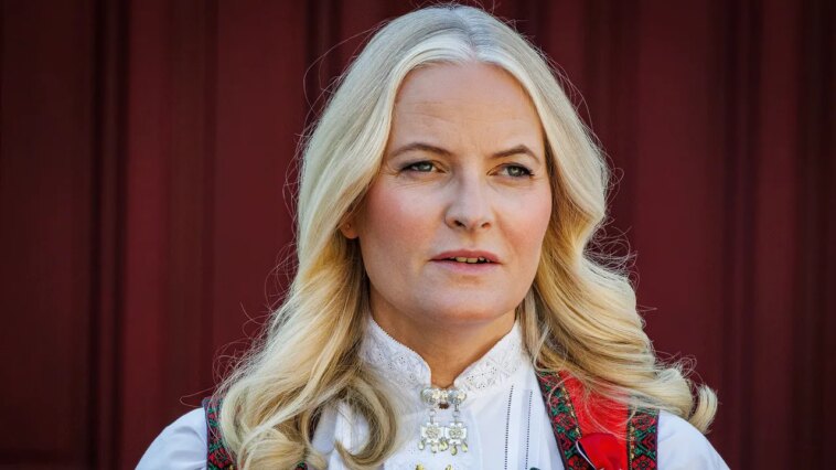 La princesse héritière de Norvège Mette-Marit affirme qu'elle ne connaissait pas « la gravité » des crimes d'Epstein, mais les e-mails disent qu'elle l'a recherché sur Google